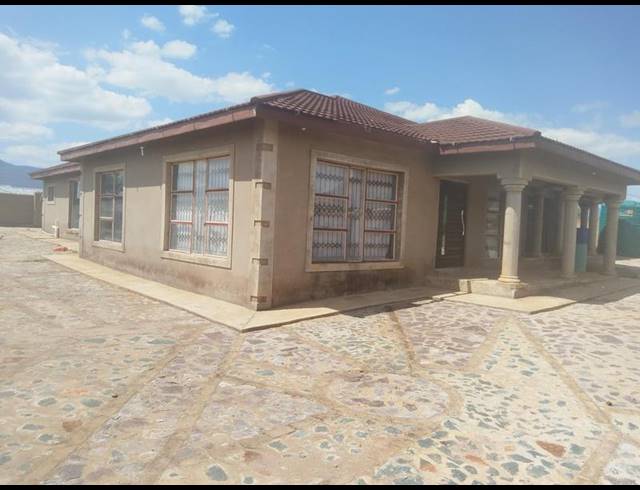 6 BEDROOM HOUSE FOR SALE IN MAKUNGWI